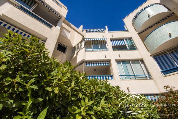 SAINT-RAPHAËL - BOULOURIS - APPARTEMENT 2/3 PIÈCES AVEC LOGGIA, PISCINE ET GARAGE DOUBLE - PLAGES ET PORT À PIED