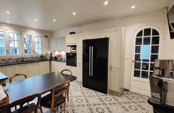 Demeure bourgeoise grand parc 8 pièces Neuilly-Plaisance (93360)