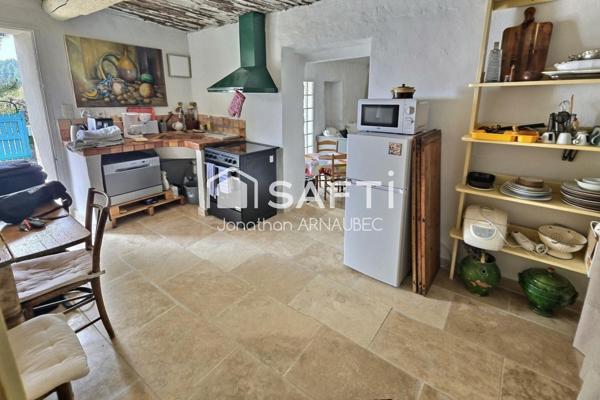 Une maison de caractère en pierre, avec jacuzzi et vue panoramique, pour vivre la Provence autrement.