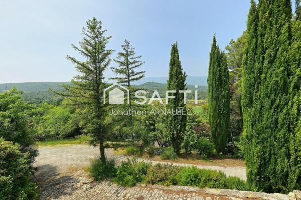 Une maison de caractère en pierre, avec jacuzzi et vue panoramique, pour vivre la Provence autrement.