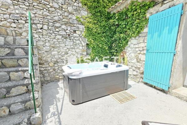 Une maison de caractère en pierre, avec jacuzzi et vue panoramique, pour vivre la Provence autrement.