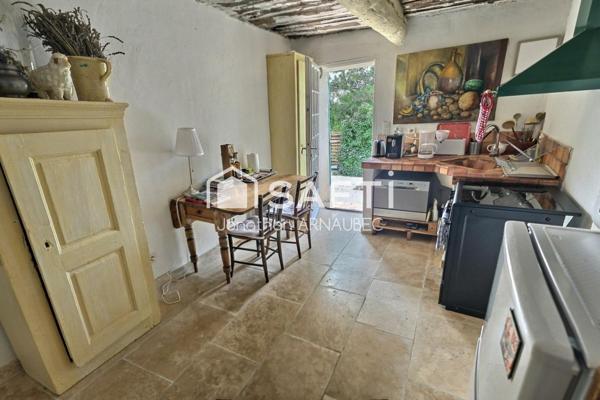 Une maison de caractère en pierre, avec jacuzzi et vue panoramique, pour vivre la Provence autrement.