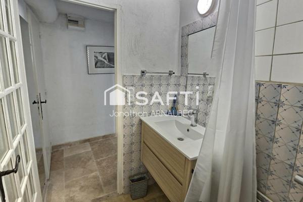 Une maison de caractère en pierre, avec jacuzzi et vue panoramique, pour vivre la Provence autrement.
