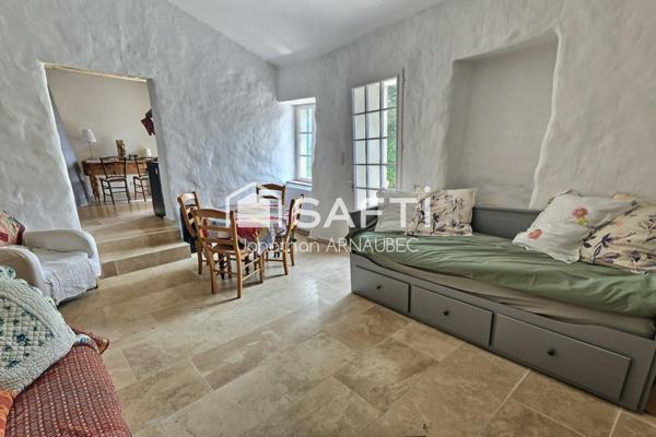 Une maison de caractère en pierre, avec jacuzzi et vue panoramique, pour vivre la Provence autrement.