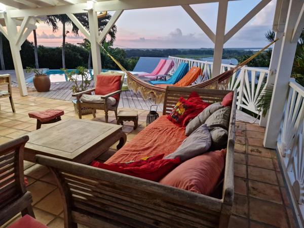 VUE MER Superbe villa de standing + T3 piscine à débordement sur 1000 m² à BAIE MAHAULT (971)
