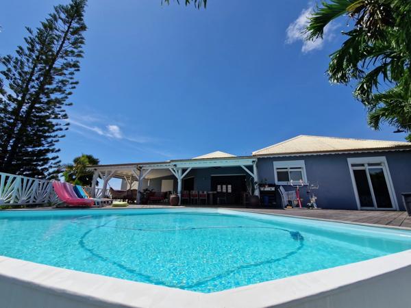 VUE MER Superbe villa de standing + T3 piscine à débordement sur 1000 m² à BAIE MAHAULT (971)