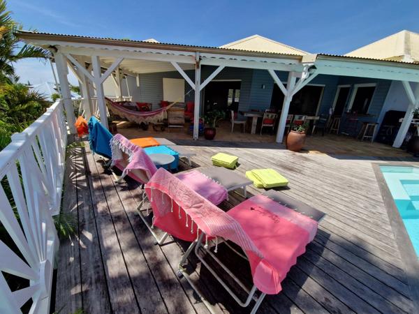 VUE MER Superbe villa de standing + T3 piscine à débordement sur 1000 m² à BAIE MAHAULT (971)