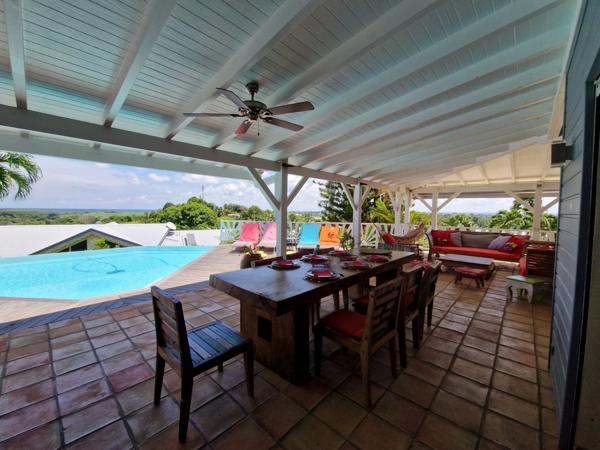 VUE MER Superbe villa de standing + T3 piscine à débordement sur 1000 m² à BAIE MAHAULT (971)