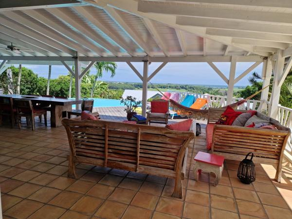VUE MER Superbe villa de standing + T3 piscine à débordement sur 1000 m² à BAIE MAHAULT (971)