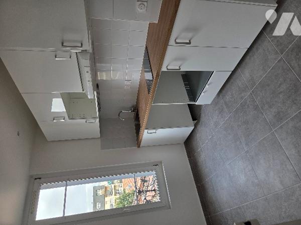 Villejuif Métro Léo Lagrange, 2 pièces : Entrée, cuisine, séjour, chambre, salle d'eau et WC.