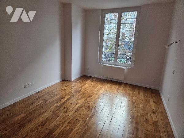 Villejuif Métro Léo Lagrange, 2 pièces : Entrée, cuisine, séjour, chambre, salle d'eau et WC.