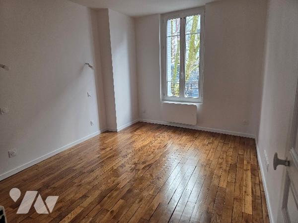 Villejuif Métro Léo Lagrange, 2 pièces : Entrée, cuisine, séjour, chambre, salle d'eau et WC.