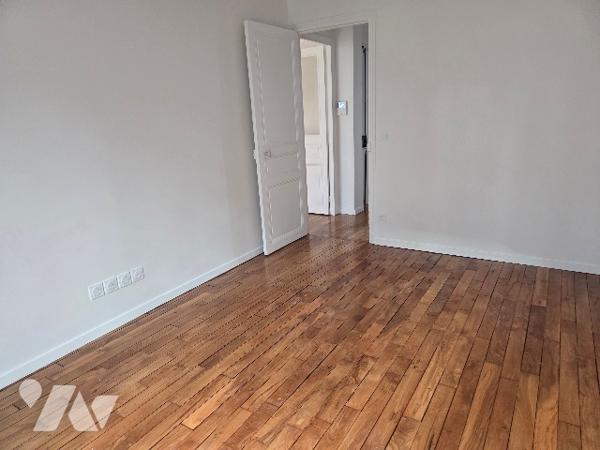 Villejuif Métro Léo Lagrange, 2 pièces : Entrée, cuisine, séjour, chambre, salle d'eau et WC.