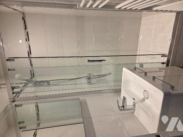 Villejuif Métro Léo Lagrange, 2 pièces : Entrée, cuisine, séjour, chambre, salle d'eau et WC.