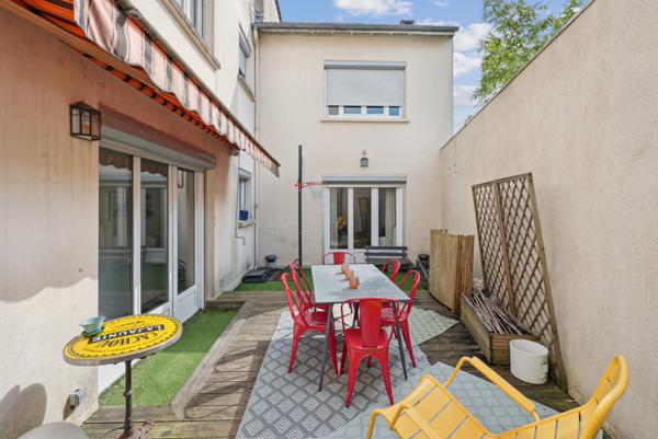 Appartement T4 de 102m² avec terrasse et cellier aux Chartrons