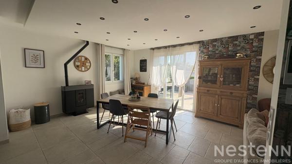 Maison lumineuse avec 4 chambres, terrasse et grand terrain, à deux pas du centre