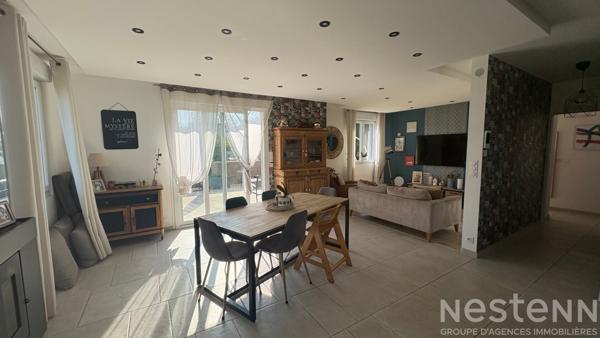 Maison lumineuse avec 4 chambres, terrasse et grand terrain, à deux pas du centre