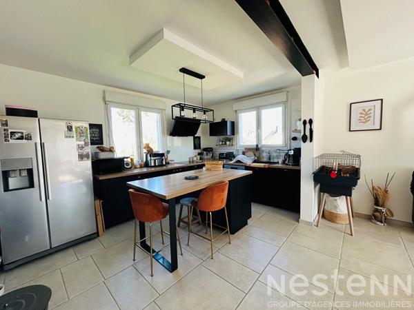 Maison lumineuse avec 4 chambres, terrasse et grand terrain, à deux pas du centre