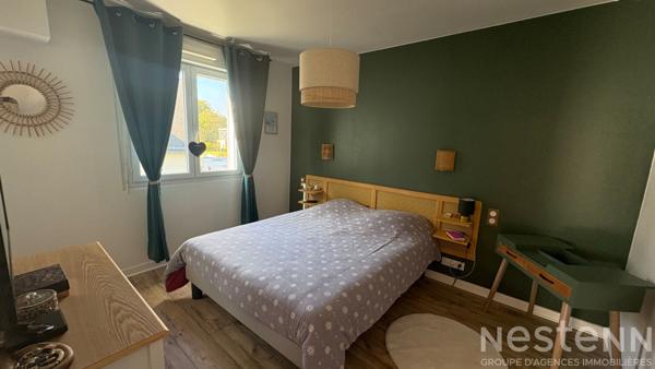 Maison lumineuse avec 4 chambres, terrasse et grand terrain, à deux pas du centre