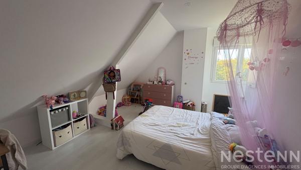 Maison lumineuse avec 4 chambres, terrasse et grand terrain, à deux pas du centre