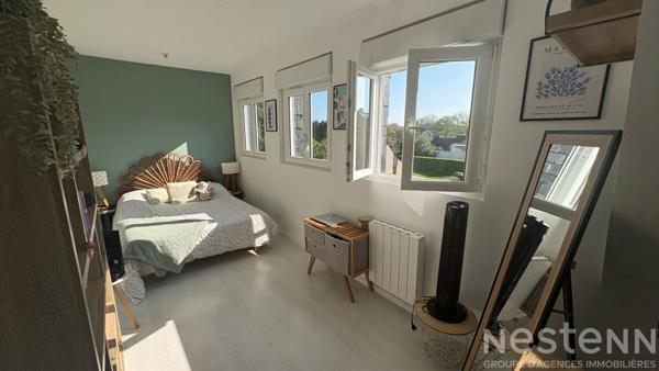 Maison lumineuse avec 4 chambres, terrasse et grand terrain, à deux pas du centre