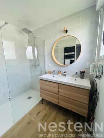 Maison lumineuse avec 4 chambres, terrasse et grand terrain, à deux pas du centre