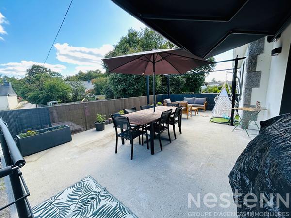 Maison lumineuse avec 4 chambres, terrasse et grand terrain, à deux pas du centre