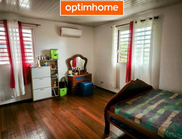 Opportunité rare : Maison avec terrain attenant à une école, accès 2 rues