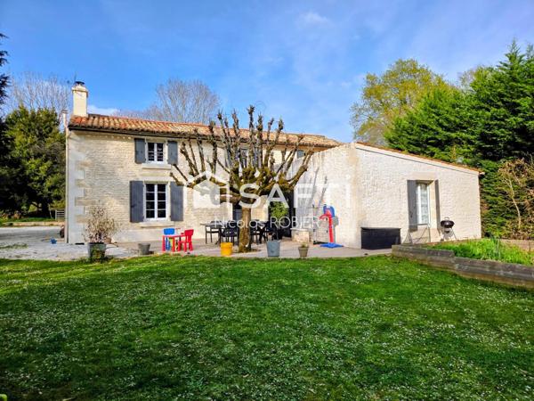 Charmante maison en pierre dans un bel environnement, clos, quatre chambres, trois salles d'eau, jardin et petites dépendances !!!