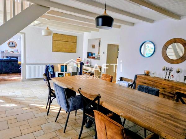 Charmante maison en pierre dans un bel environnement, clos, quatre chambres, trois salles d'eau, jardin et petites dépendances !!!