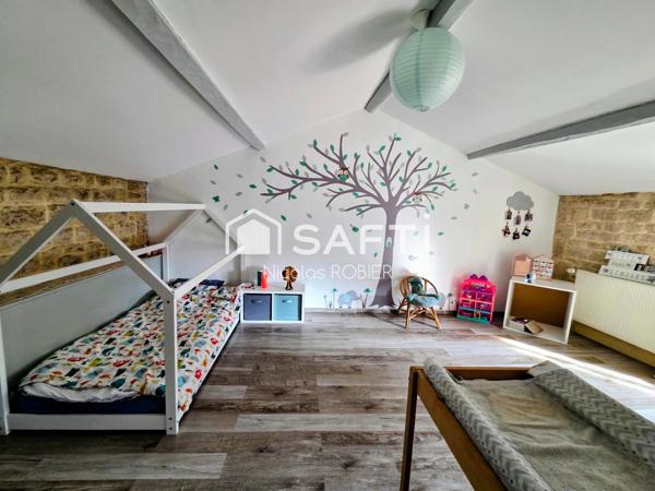 Charmante maison en pierre dans un bel environnement, clos, quatre chambres, trois salles d'eau, jardin et petites dépendances !!!