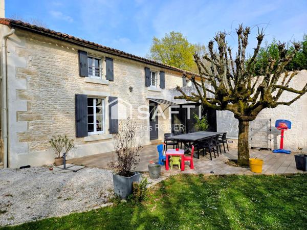 Charmante maison en pierre dans un bel environnement, clos, quatre chambres, trois salles d'eau, jardin et petites dépendances !!!