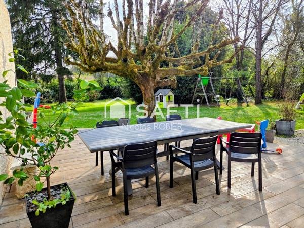 Charmante maison en pierre dans un bel environnement, clos, quatre chambres, trois salles d'eau, jardin et petites dépendances !!!