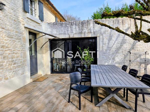 Charmante maison en pierre dans un bel environnement, clos, quatre chambres, trois salles d'eau, jardin et petites dépendances !!!