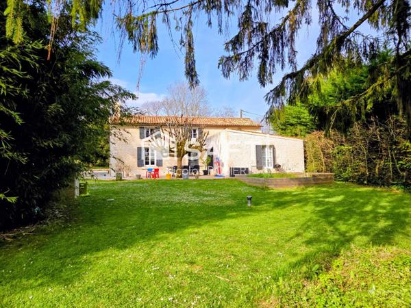 Charmante maison en pierre dans un bel environnement, clos, quatre chambres, trois salles d'eau, jardin et petites dépendances !!!