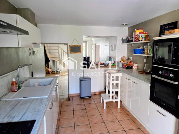 Charmante maison en pierre dans un bel environnement, clos, quatre chambres, trois salles d'eau, jardin et petites dépendances !!!