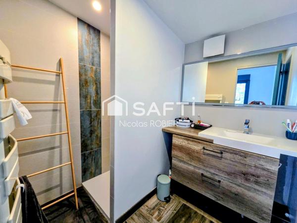 Charmante maison en pierre dans un bel environnement, clos, quatre chambres, trois salles d'eau, jardin et petites dépendances !!!