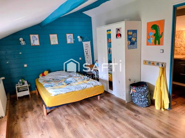 Charmante maison en pierre dans un bel environnement, clos, quatre chambres, trois salles d'eau, jardin et petites dépendances !!!