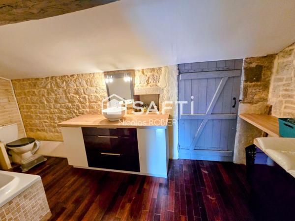 Charmante maison en pierre dans un bel environnement, clos, quatre chambres, trois salles d'eau, jardin et petites dépendances !!!