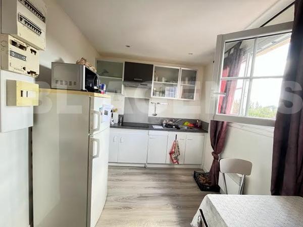 Ensemble immobilier de 8 appartements T2 meublés + 1 local commercial – Excellente rentabilité