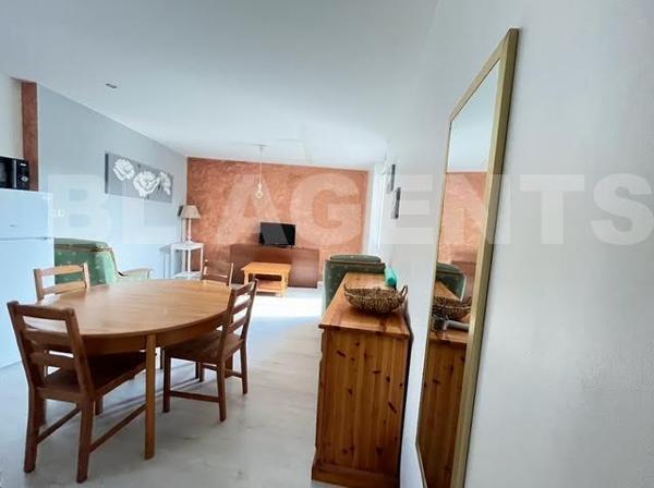 Ensemble immobilier de 8 appartements T2 meublés + 1 local commercial – Excellente rentabilité