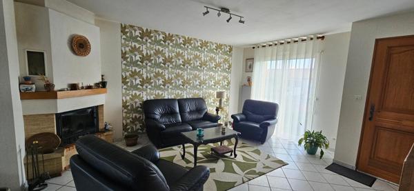 Maison de plain pied proche clinique avec 3 chambres, garage et abri-terrasse.