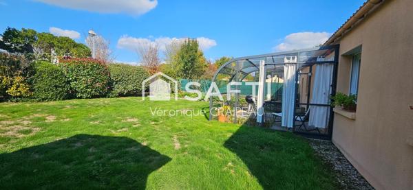 Maison de plain pied proche clinique avec 3 chambres, garage et abri-terrasse.