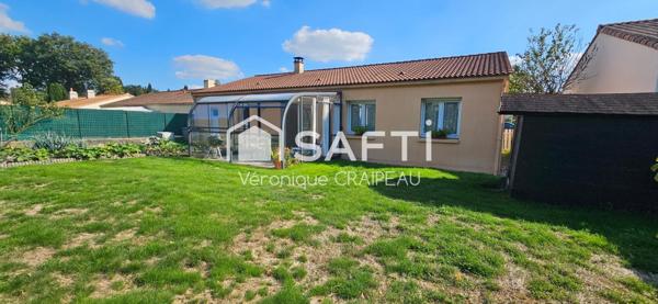 Maison de plain pied proche clinique avec 3 chambres, garage et abri-terrasse.