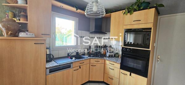 Maison de plain pied proche clinique avec 3 chambres, garage et abri-terrasse.