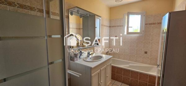 Maison de plain pied proche clinique avec 3 chambres, garage et abri-terrasse.