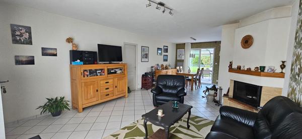 Maison de plain pied proche clinique avec 3 chambres, garage et abri-terrasse.