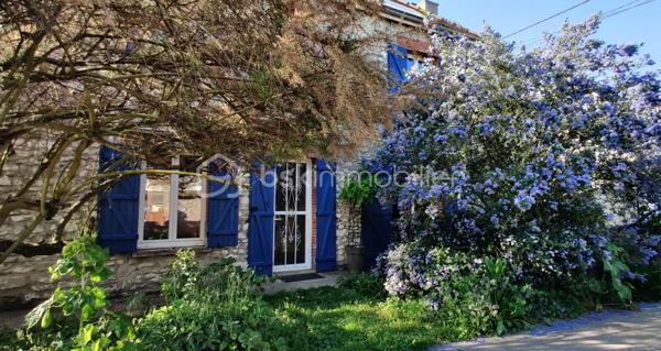Dans un village calme à 10 min de Provins, venez découvrir cette belle maison pleine de charme de 192m² environ.
Vous serez séduit par son grand séjour avec la cuisine ouverte de 51m² environ, sa véranda pleine de lumière, les 4 chambres, dont une au rez-de-chaussée avec salle d’eau. Il y a possibilité de créer une pièce pour un bureau, chambre ou dressing. Vous avez aussi 2 mezzanines qui peuvent être aménagées en bureau, salle de jeu ou autres. Un grenier aménageable et une cave viennent compléter le bien.
Côté extérieur, vous avez un jardin de 2900m² environ, un puits pour l’arrosage du potager, une terrasse sans vis-à-vis, un beau verger avec plusieurs espèces d’arbre fruitier.
Et pour finir, la maison possède un ballon thermodynamique, panneau photovoltaïque, PAC air/air. 
Venez découvrir cette maison qui n’attend plus que vous.