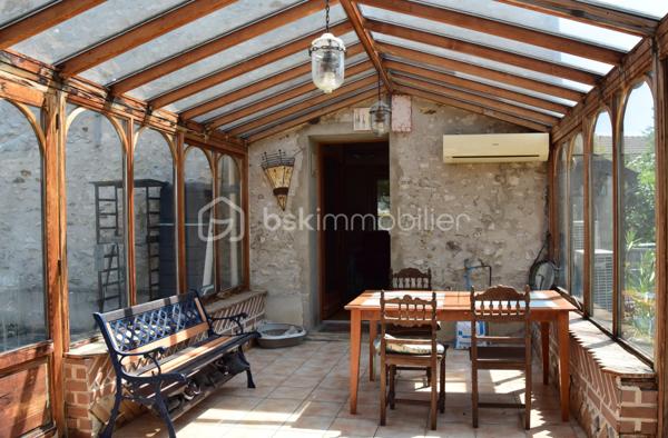 Dans un village calme à 10 min de Provins, venez découvrir cette belle maison pleine de charme de 192m² environ.
Vous serez séduit par son grand séjour avec la cuisine ouverte de 51m² environ, sa véranda pleine de lumière, les 4 chambres, dont une au rez-de-chaussée avec salle d’eau. Il y a possibilité de créer une pièce pour un bureau, chambre ou dressing. Vous avez aussi 2 mezzanines qui peuvent être aménagées en bureau, salle de jeu ou autres. Un grenier aménageable et une cave viennent compléter le bien.
Côté extérieur, vous avez un jardin de 2900m² environ, un puits pour l’arrosage du potager, une terrasse sans vis-à-vis, un beau verger avec plusieurs espèces d’arbre fruitier.
Et pour finir, la maison possède un ballon thermodynamique, panneau photovoltaïque, PAC air/air. 
Venez découvrir cette maison qui n’attend plus que vous.