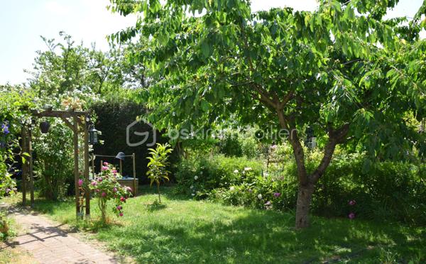 Dans un village calme à 10 min de Provins, venez découvrir cette belle maison pleine de charme de 192m² environ.
Vous serez séduit par son grand séjour avec la cuisine ouverte de 51m² environ, sa véranda pleine de lumière, les 4 chambres, dont une au rez-de-chaussée avec salle d’eau. Il y a possibilité de créer une pièce pour un bureau, chambre ou dressing. Vous avez aussi 2 mezzanines qui peuvent être aménagées en bureau, salle de jeu ou autres. Un grenier aménageable et une cave viennent compléter le bien.
Côté extérieur, vous avez un jardin de 2900m² environ, un puits pour l’arrosage du potager, une terrasse sans vis-à-vis, un beau verger avec plusieurs espèces d’arbre fruitier.
Et pour finir, la maison possède un ballon thermodynamique, panneau photovoltaïque, PAC air/air. 
Venez découvrir cette maison qui n’attend plus que vous.